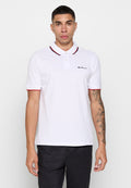Weißes Polo-Shirt mit kontrastierendem roten und marineblauen Kragenbesatz, kurzen Ärmeln und aufgesticktem Logo auf der linken Brust. Hergestellt aus Baumwolle.