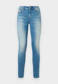 Schmale Jeans aus hellblauem Denim mit einer blassen Waschung. Sie verfügen über einen Knopf- und Reißverschluss, fünf Taschen und ein klassisches Fünf-Taschen-Design.