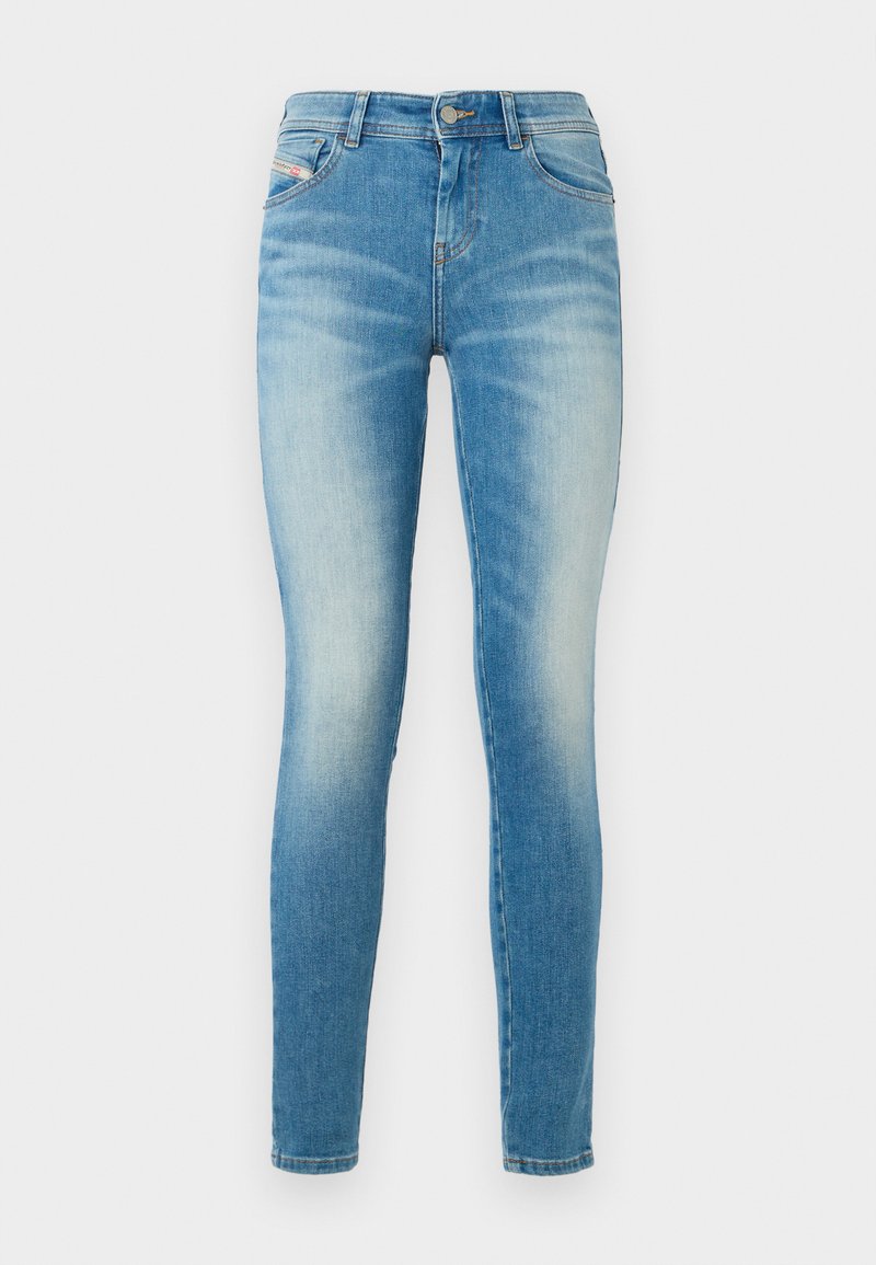 Schmale Jeans aus hellblauem Denim mit einer blassen Waschung. Sie verfügen über einen Knopf- und Reißverschluss, fünf Taschen und ein klassisches Fünf-Taschen-Design.