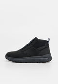 Schwarze High-Top-Schuhe mit strukturiertem Obermaterial, verstärkten Nähten und Schnürdesign. Mit gepolsterter Sohle und Zuglasche an der Ferse.