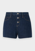 Dunkelblaue Jeansshorts mit hoher Taille, ausgestattet mit drei metallischen Knöpfen, Taschen auf der Vorderseite und kontrastierendem gelben Nähgarn.