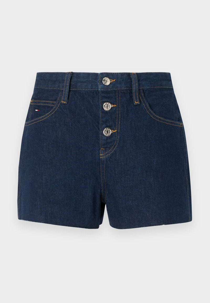 Dunkelblaue Jeansshorts mit hoher Taille, ausgestattet mit drei metallischen Knöpfen, Taschen auf der Vorderseite und kontrastierendem gelben Nähgarn.