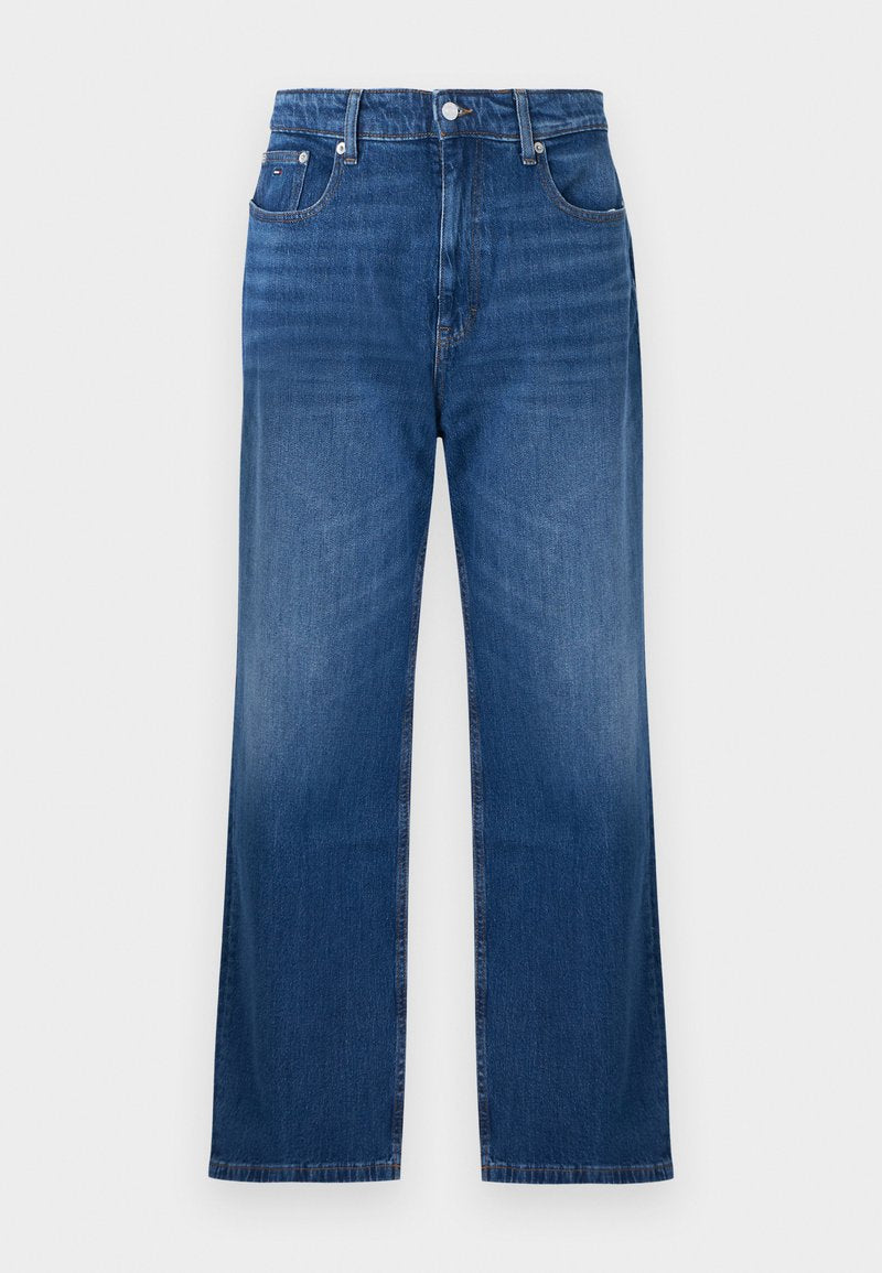 Hochtaillierte blaue Jeans aus Denim mit geradem Bein und klassischem Fünf-Taschen-Design vor einem einfarbigen weißen Hintergrund.