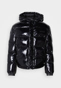 Schwarze Daunenjacke mit glänzender Oberfläche, ausgestattet mit Kapuze, Reißverschluss und elastischen Bündchen. Entworfen mit horizontalen gesteppten Abschnitten.