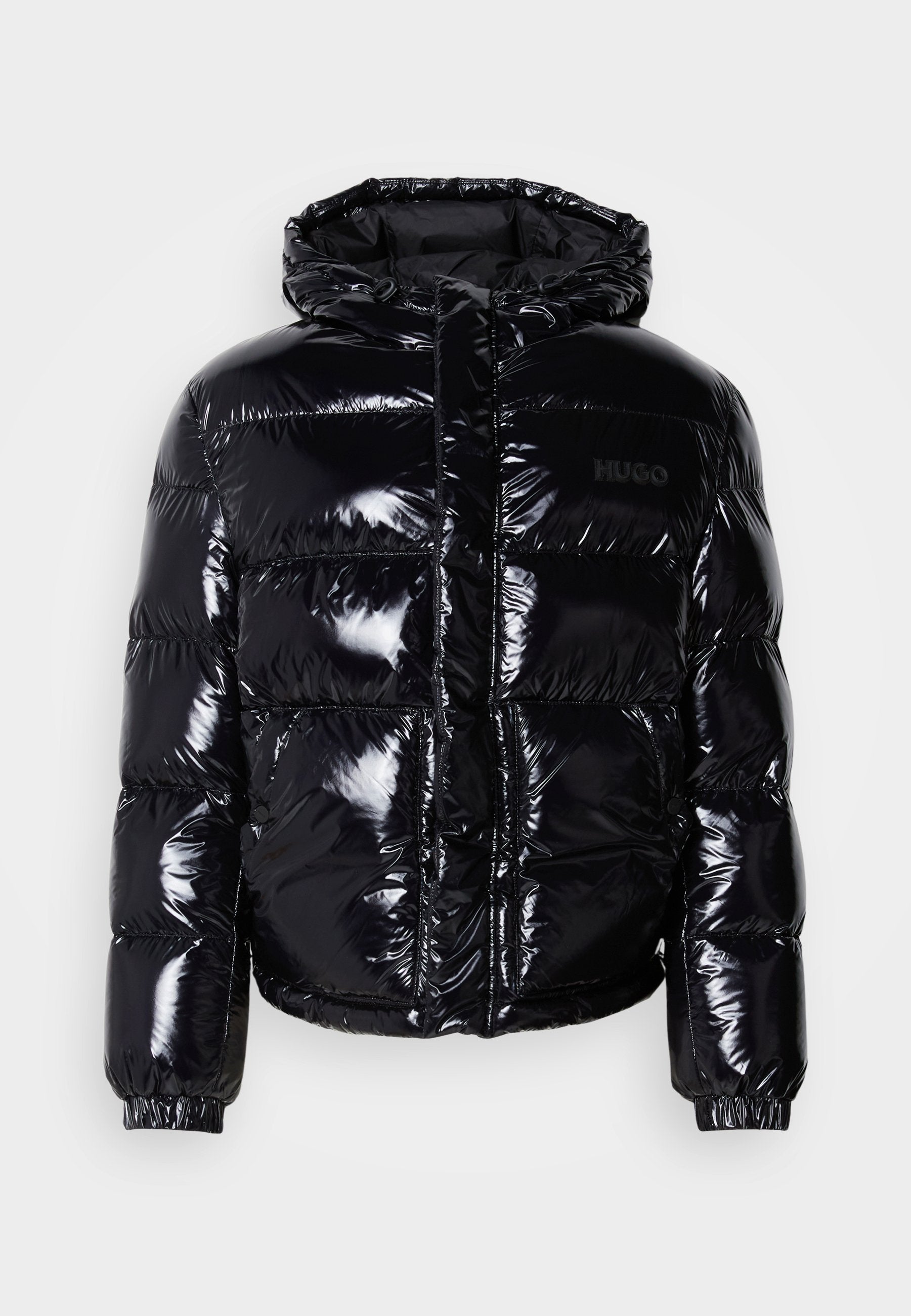 Schwarze Daunenjacke mit glänzender Oberfläche, ausgestattet mit Kapuze, Reißverschluss und elastischen Bündchen. Entworfen mit horizontalen gesteppten Abschnitten.