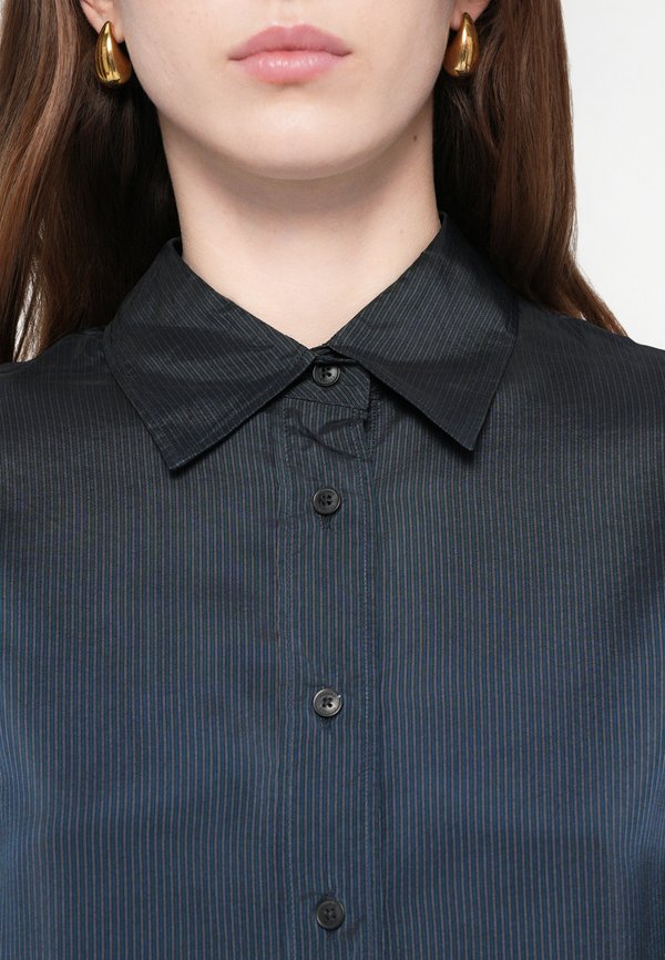 CLOSED STRAIGHT FITTED