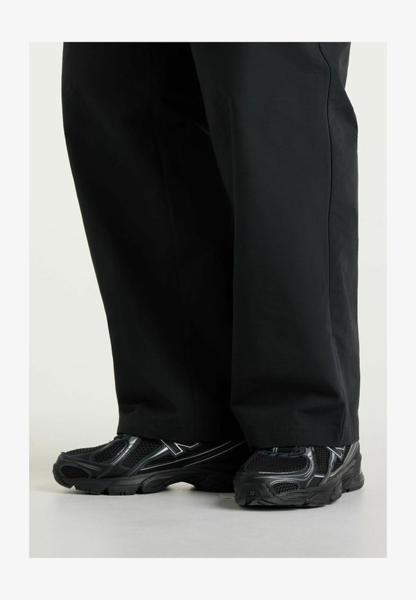 New Balance WOVEN CARGO PANT - Cargo trousers - black