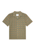 Kurzärmeliges Hemd mit einem geometrischen Muster in Orange, Türkis und Creme. Hergestellt aus leichtem Stoff, mit spitzem Kragen und durchgehenden Knöpfen.