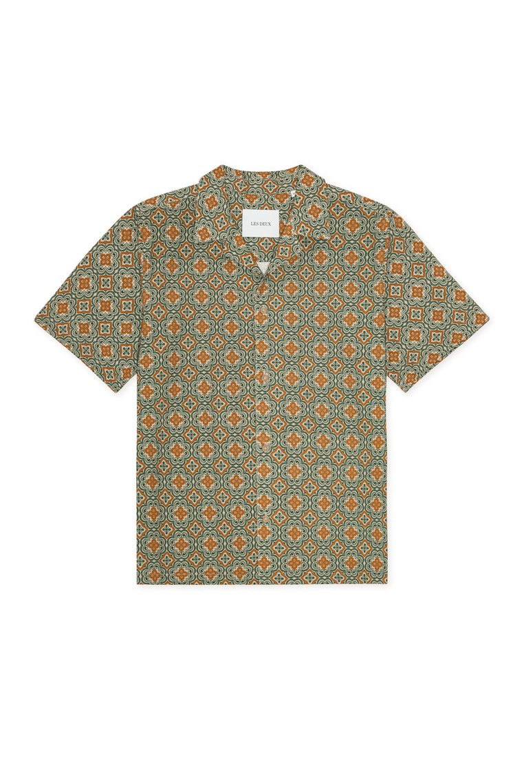 Kurzärmeliges Hemd mit einem geometrischen Muster in Orange, Türkis und Creme. Hergestellt aus leichtem Stoff, mit spitzem Kragen und durchgehenden Knöpfen.