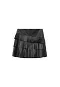 Schwarzer Leder-Minirock mit Falten, der aus gestuften Schichten besteht, einer glatten Textur und einem taillierten Bund, entworfen für eine schmale und strukturierte Silhouette.