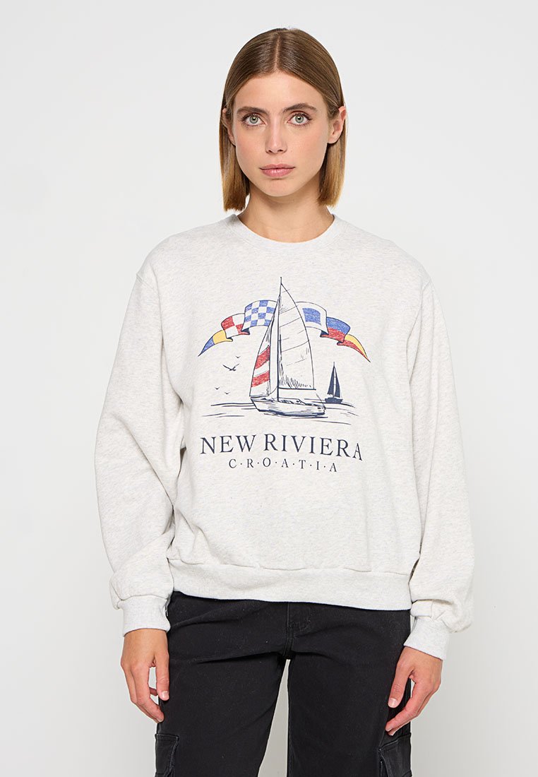 Helles graues Sweatshirt mit langen Ärmeln, das einen nautischen Druck und den Text "NEUE RIVIERA KROATIEN" auf der Vorderseite zeigt. Weiche Textur.