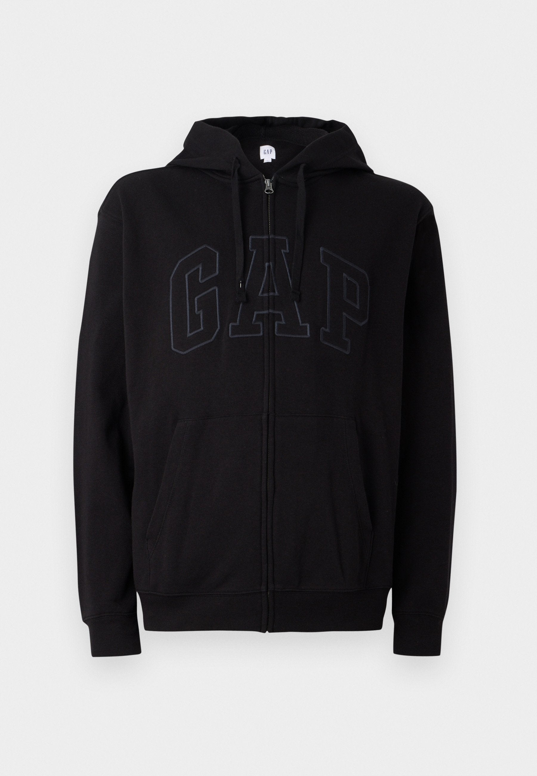 Schwarze Zip-Hoodie mit Vorderstaschen, verstellbare Kapuze und dezent geprägtem GAP-Logo auf der Brust.