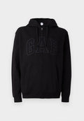 Schwarze Zip-Hoodie mit Vorderstaschen, verstellbare Kapuze und dezent geprägtem GAP-Logo auf der Brust.