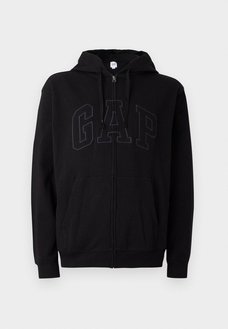 Schwarze Zip-Hoodie mit Vorderstaschen, verstellbare Kapuze und dezent geprägtem GAP-Logo auf der Brust.
