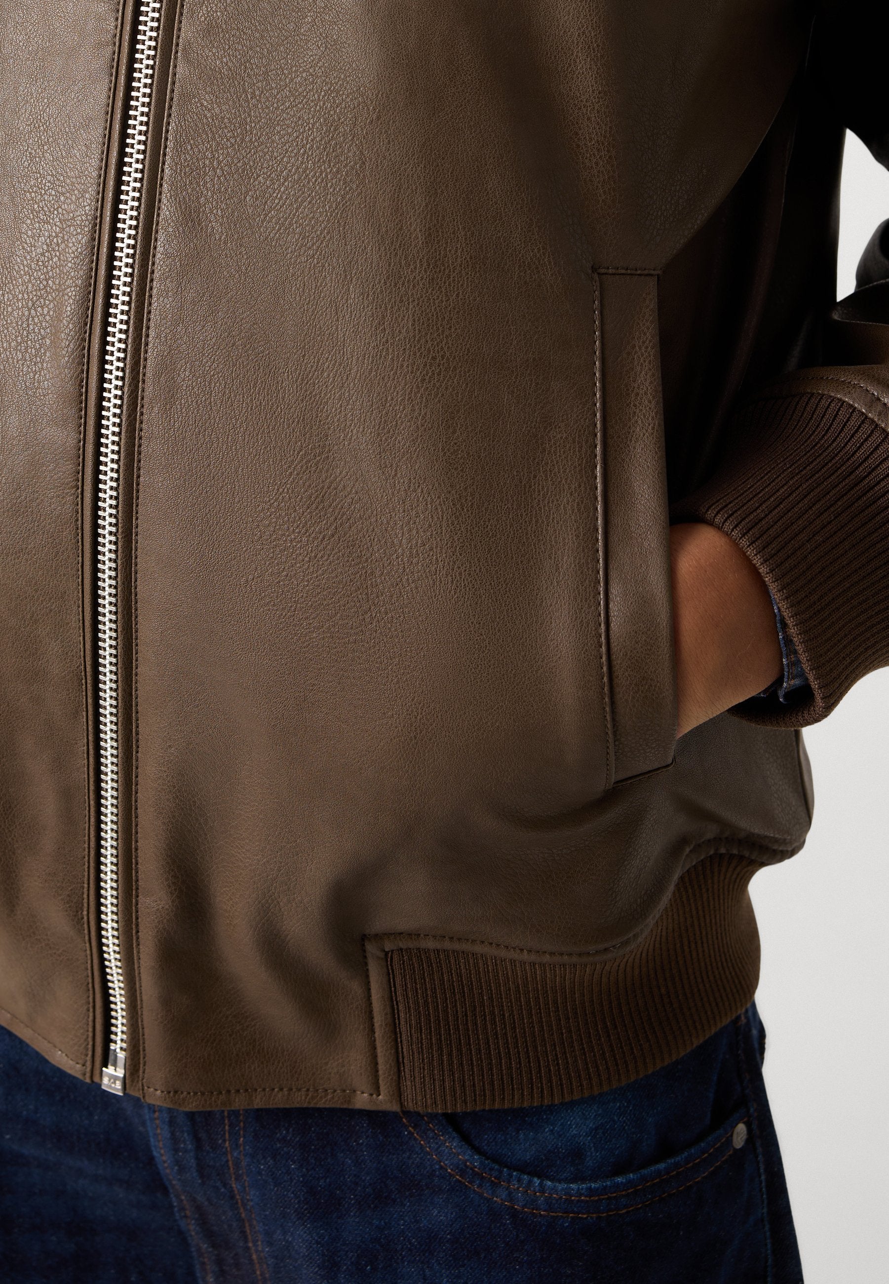 JACKET Media 8
