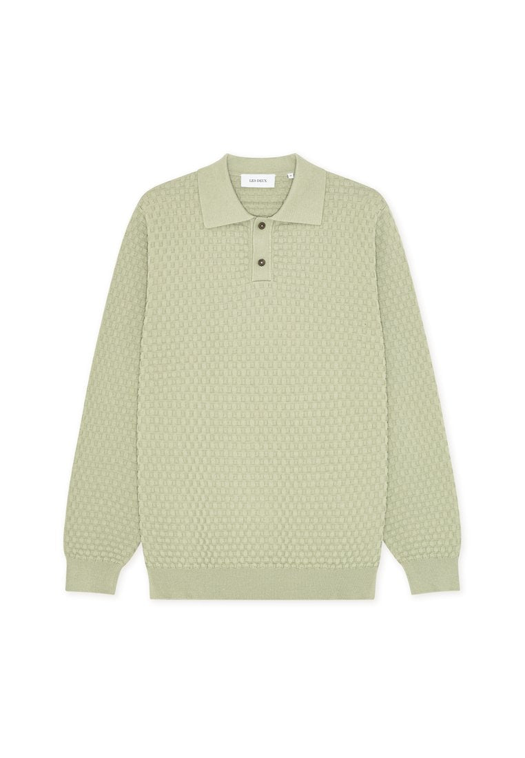 Hellgrüner gestrickter Pullover mit strukturiertem Muster, Kragen und einer durch drei Knöpfe schließbaren Leiste. Lange Ärmel, gerippte Bündchen und Saum.