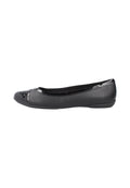 Schwarze Ballerinas mit einer glänzenden, spitzen Zehenkappe, einem glatten Lederoberteil und einem flachen Design. Mit einer flexiblen Gummisohle.