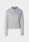 Grauer Strickpullover mit kragenförmigem Halsausschnitt, drei Knöpfen und geripptem Saum. Hat lange Ärmel und eine weiche Textur.