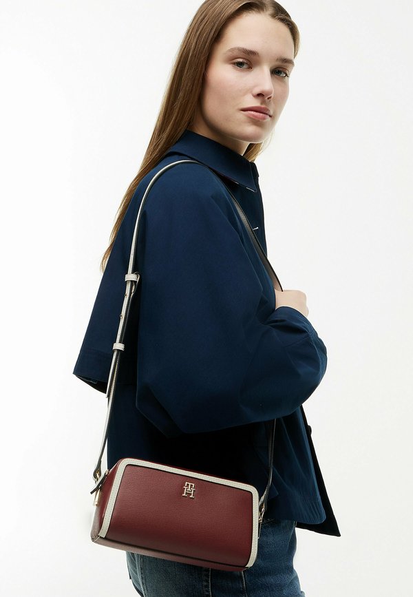 Tommy Hilfiger TOMMY HILFIGER COLOUR-BLOCKED TH MONOGRAM CROSSBODY CAMERA BAG - Cross body bag - velvet maroon