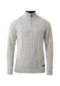 Grauer Strickpullover mit einem halben Reißverschluss, der über Kabel- und gerippte Texturen verfügt, sowie einem einfarbigen marineblauen Kragen, der ein strukturiertes und schichtartiges Aussehen vermittelt.