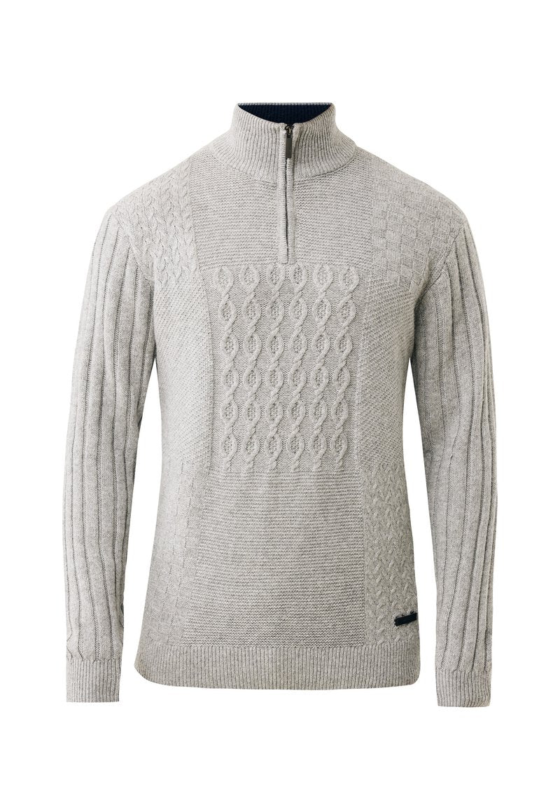 Grauer Strickpullover mit einem halben Reißverschluss, der über Kabel- und gerippte Texturen verfügt, sowie einem einfarbigen marineblauen Kragen, der ein strukturiertes und schichtartiges Aussehen vermittelt.