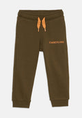 Olivgrüne Jogginghose aus weichem Material, mit einem elastischen Bund und orangefarbenen Kordeln sowie dem aufgedruckten "TIMBERLAND"-Logo in Orange.