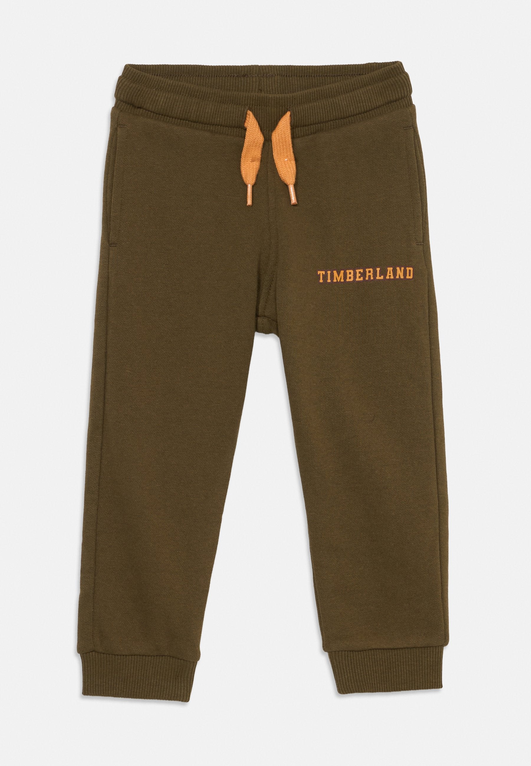Olivgrüne Jogginghose aus weichem Material, mit einem elastischen Bund und orangefarbenen Kordeln sowie dem aufgedruckten "TIMBERLAND"-Logo in Orange.