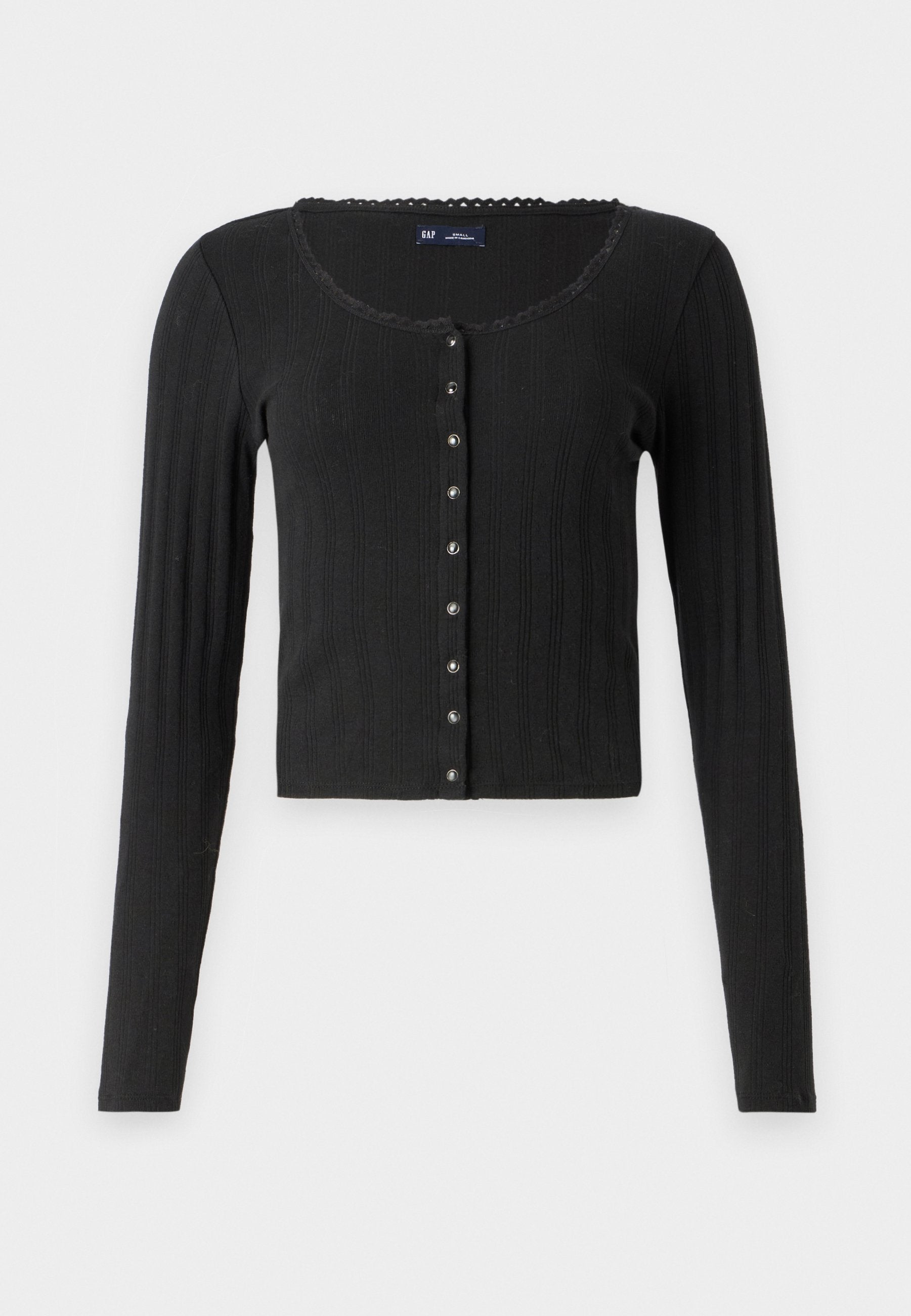 Schwarze, langärmlige Strickjacke aus geripptem Stoff mit U-Ausschnitt, versehen mit einer Reihe von metallischen Knöpfen auf der Vorderseite und einem kurzen Schnitt.