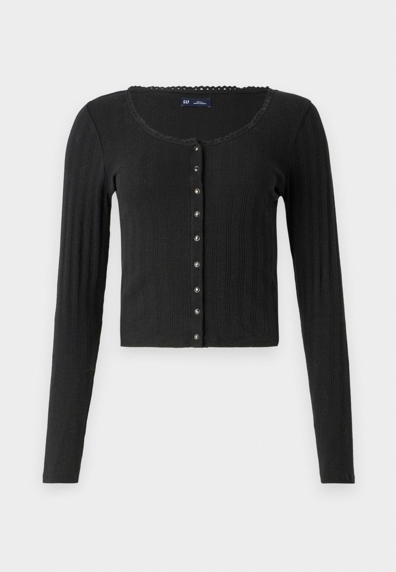 Schwarze, langärmlige Strickjacke aus geripptem Stoff mit U-Ausschnitt, versehen mit einer Reihe von metallischen Knöpfen auf der Vorderseite und einem kurzen Schnitt.