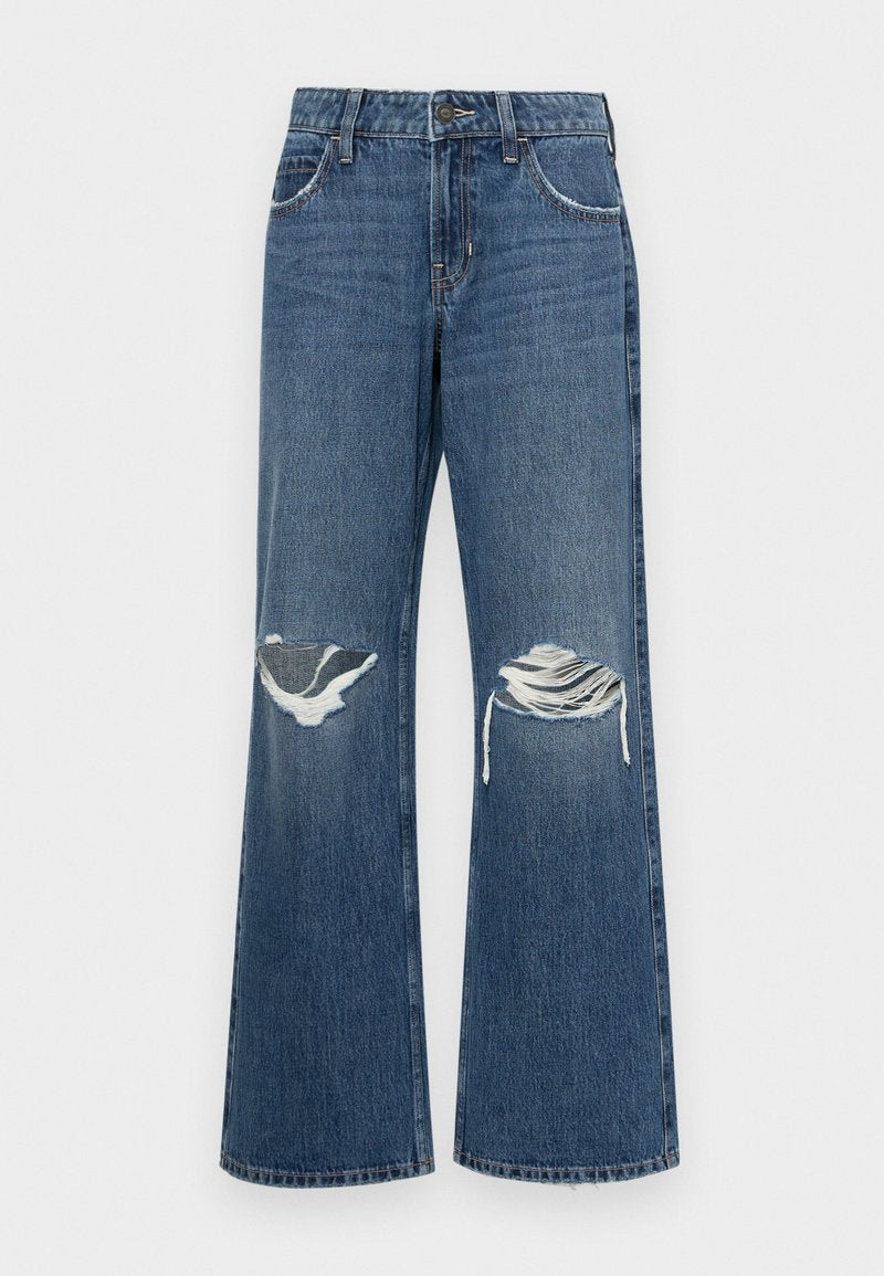 Helle Denim-Jeans mit weit ausgestelltem Bein in einem mittleren Blau, mit zerstörten Knieflicken, rohen Saumkanten und einem klassischen Fünf-Taschen-Design mit metallischem Knopfverschluss.