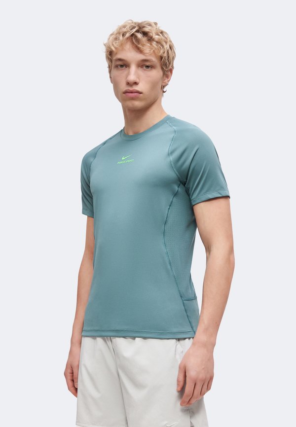 Nike Performance Sports T-shirt - mineral slate/green strike