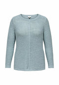Helles blaues gestricktes Sweatshirt mit langen Ärmeln, rundem Halsausschnitt und strukturiertem Muster. Verfügt über eine zentrale Naht und gerippte Bündchen.