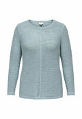 Helles blaues gestricktes Sweatshirt mit langen Ärmeln, rundem Halsausschnitt und strukturiertem Muster. Verfügt über eine zentrale Naht und gerippte Bündchen.
