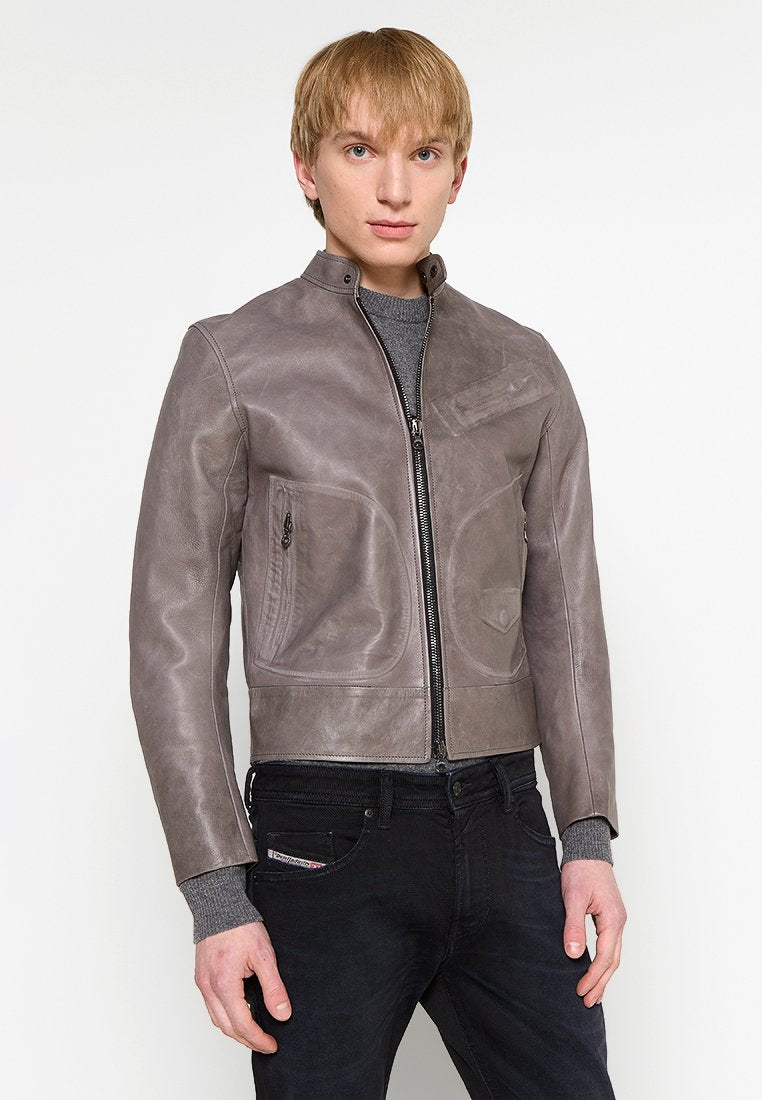 Graue Lederjacke mit Stehkragen, Frontreißverschluss und zwei Seitentaschen. Hat eine glatte Textur und einen taillierten Schnitt. Freizeitdesign.