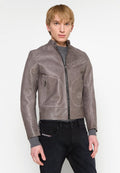 Graue Lederjacke mit Stehkragen, Frontreißverschluss und zwei Seitentaschen. Hat eine glatte Textur und einen taillierten Schnitt. Freizeitdesign.