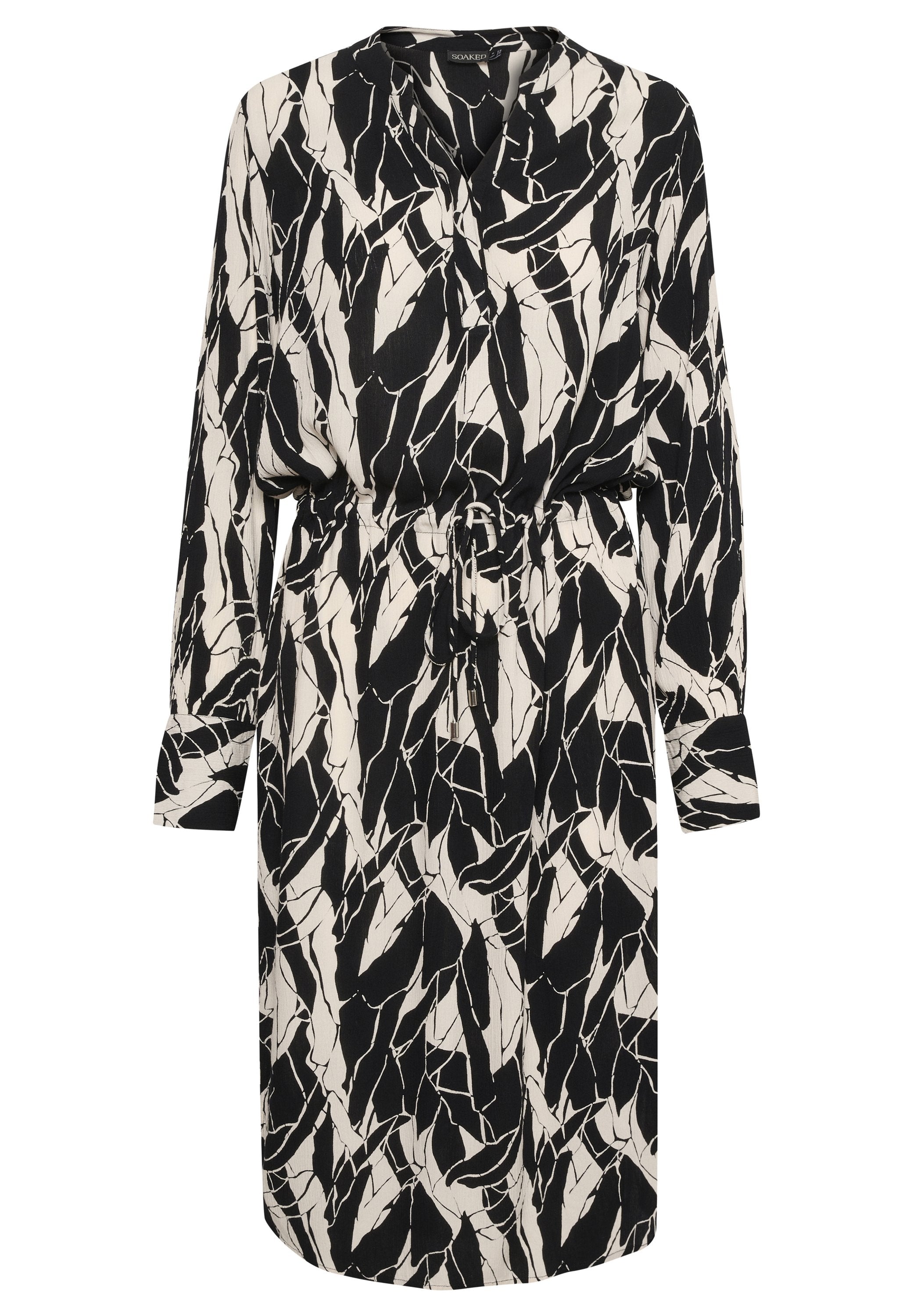 Schwarzes und weißes Langarmkleid mit einem Blattmuster, taillengürtelt, Kragen und Knopfbündchen. Hergestellt aus leichtem Stoff mit einer drapierten Form.