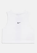 Weißes, kurzes Tanktop aus einem Stoff mit glatter Textur. Verfügt über einen runden Halsausschnitt und ein kleines schwarzes Nike-Logo auf der Vorderseite.