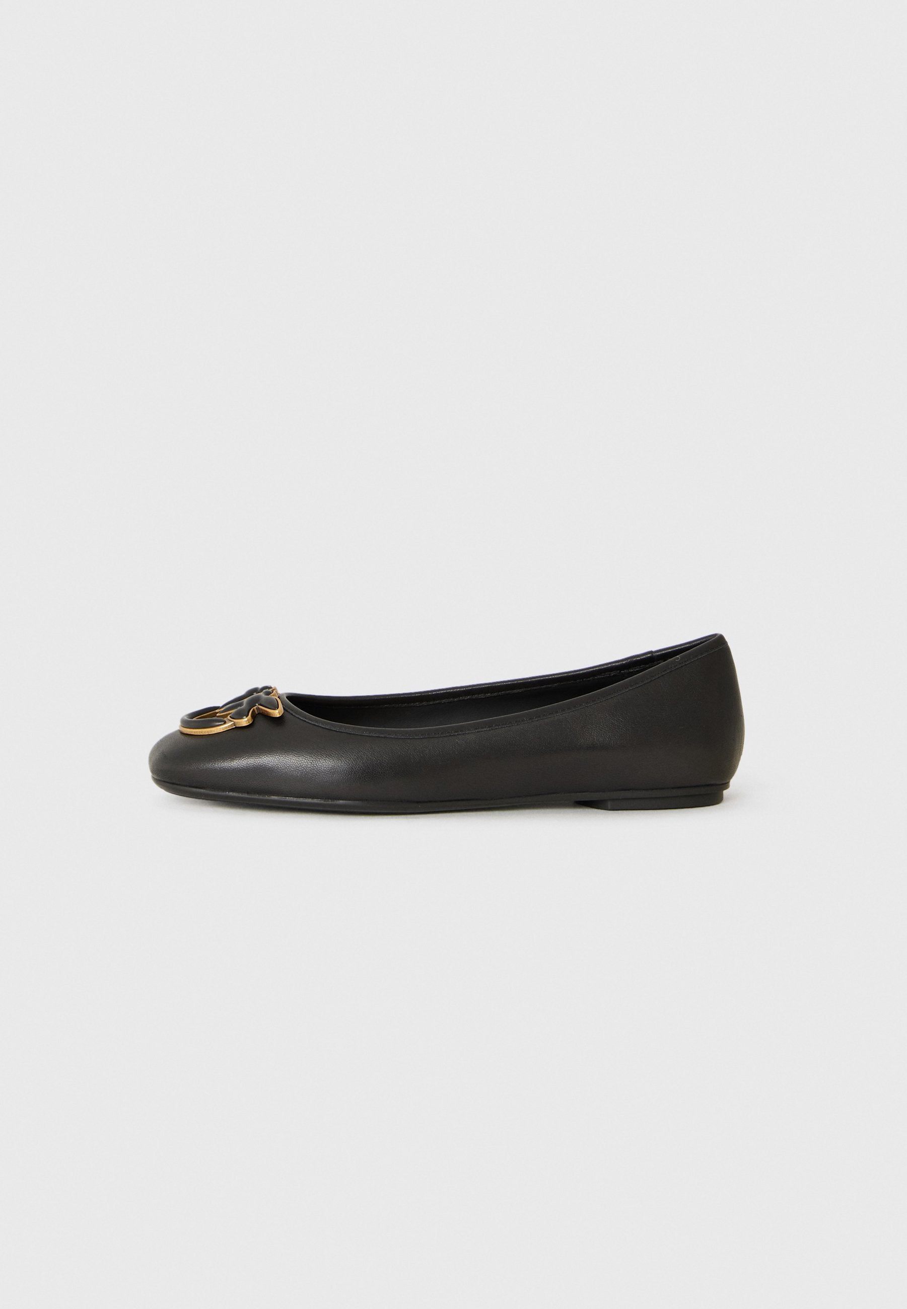 Schwarze, flache Lederschuhe mit niedrigem Absatz und goldakzentuiertem Schmetterlingsdekor an der Spitze, seitlich auf einem schlichten Hintergrund dargestellt.