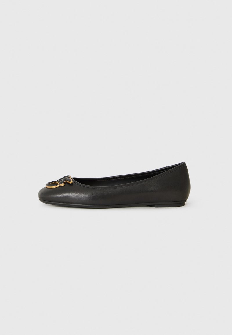 Schwarze, flache Lederschuhe mit niedrigem Absatz und goldakzentuiertem Schmetterlingsdekor an der Spitze, seitlich auf einem schlichten Hintergrund dargestellt.