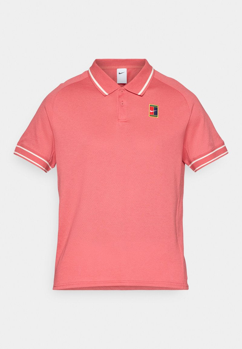 Polo-Shirt in Hellrosa mit strukturiertem Design, weißem Kragen und Streifen an den Ärmeln sowie einem kleinen Logopatch auf der Brust.