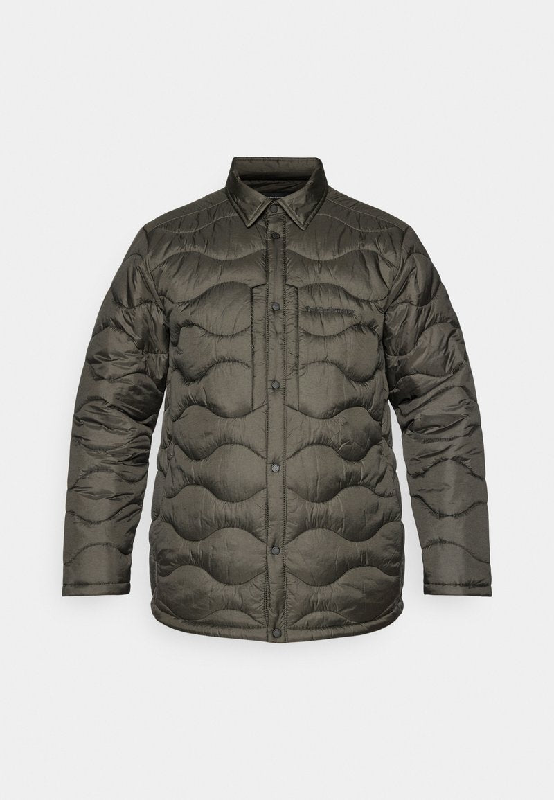 Steppjacke in Dunkelgrün mit gewelltem Design, einem Kragen und Druckknopfverschlüssen vorne.