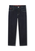 Dunkelblaue Jeans aus Denim mit weißer Naht, vorderem Knopf, Gürtelschlaufen und fünf Taschen, einschließlich eines kleinen roten Etiketts an einer Tasche.