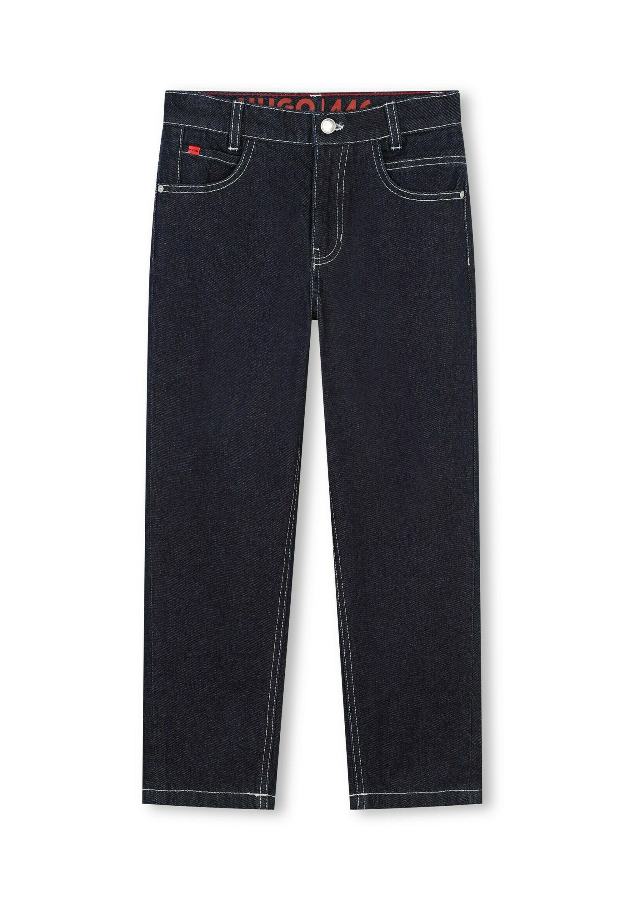 Dunkelblaue Jeans aus Denim mit weißer Naht, vorderem Knopf, Gürtelschlaufen und fünf Taschen, einschließlich eines kleinen roten Etiketts an einer Tasche.