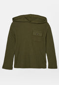 Kinder Langarm-Sweatshirt mit Kapuze in Olivgrün, aus strukturiertem Strickstoff und mit einer knöpfbaren Klappentasche auf der Brust.