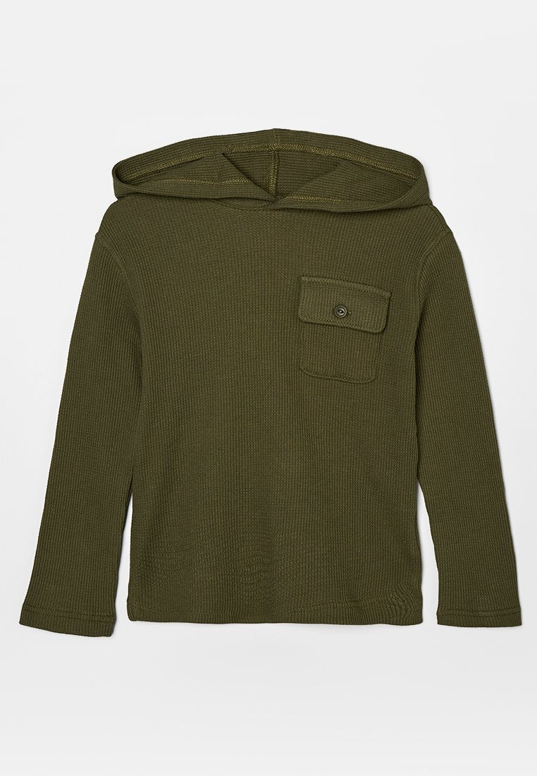 Kinder Langarm-Sweatshirt mit Kapuze in Olivgrün, aus strukturiertem Strickstoff und mit einer knöpfbaren Klappentasche auf der Brust.
