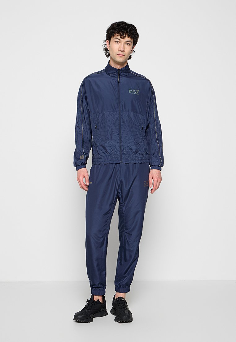 EA7 Emporio Armani Trainingsanzug Media 1