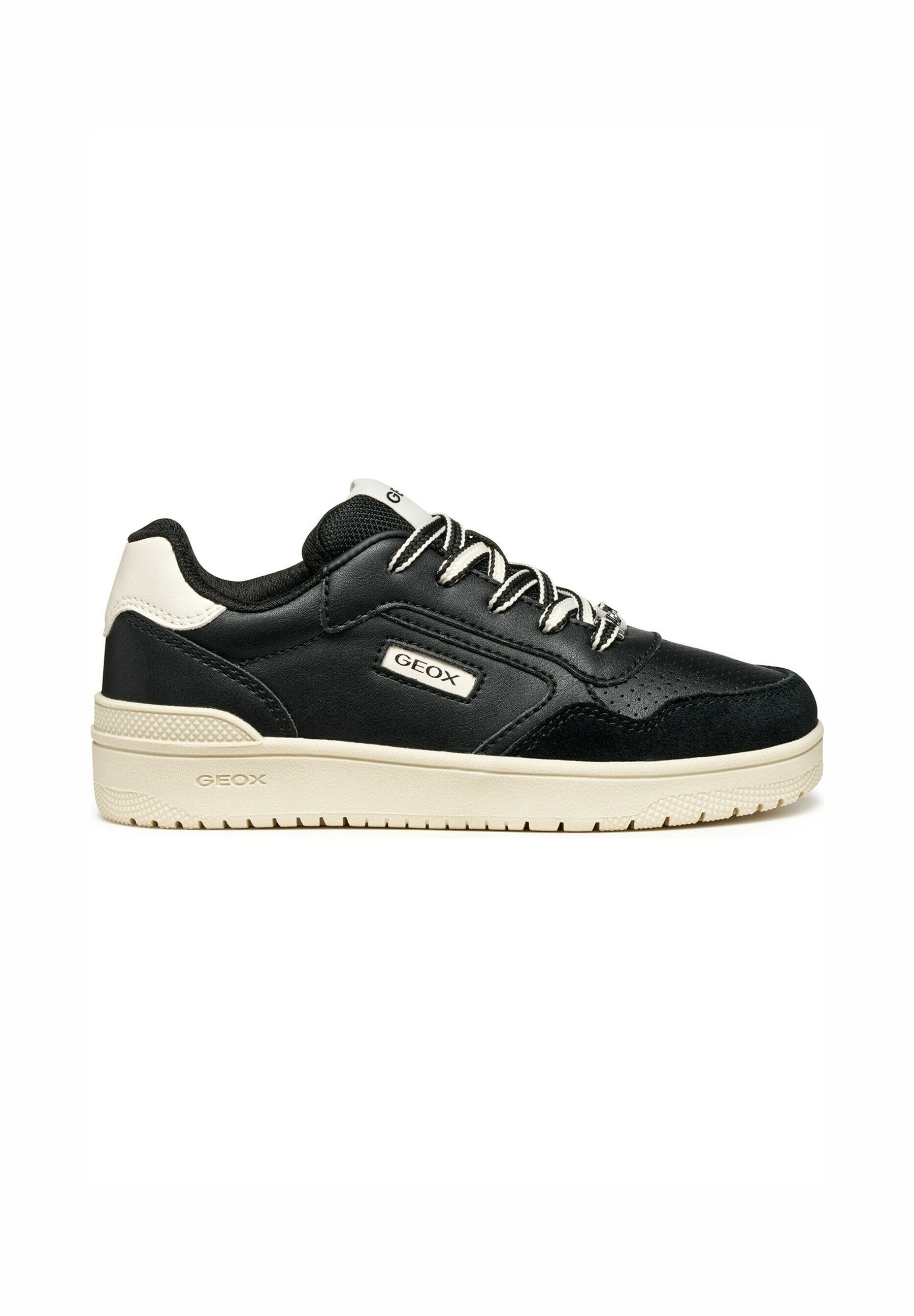 Schwarze Ledersneaker mit Wildlederakzenten, ausgestattet mit einer cremefarbenen Gummisohle, Metallösen und einem Markenlabel an der Seite.