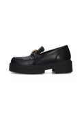 Schwarze Lederloafers mit runder Zehe, niedrigem Plateau und einem metallischen Schnallenakzent. Verfügt über gestickte Details entlang des Obermaterials.
