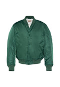 Grüne Satin-Bomberjacke mit geripptem Kragen und Bündchen, Druckknopfverschluss, seitlichen Taschen und einem dezenten Logo am Ärmel.