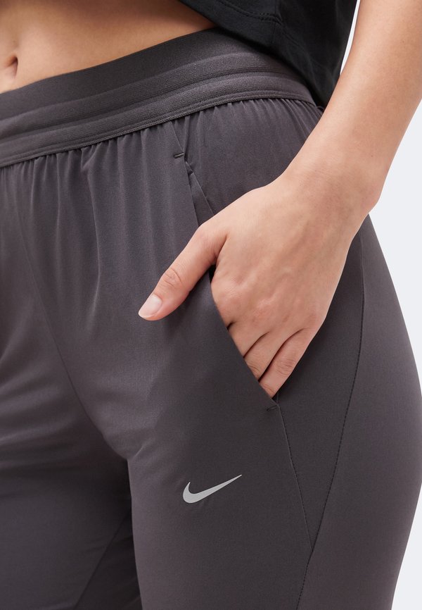 Nike Performance SWIFT